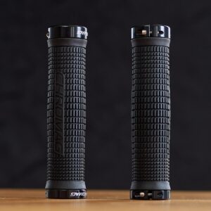 Gripy CHROMAG Squarewave Barevná kombinace: Černé