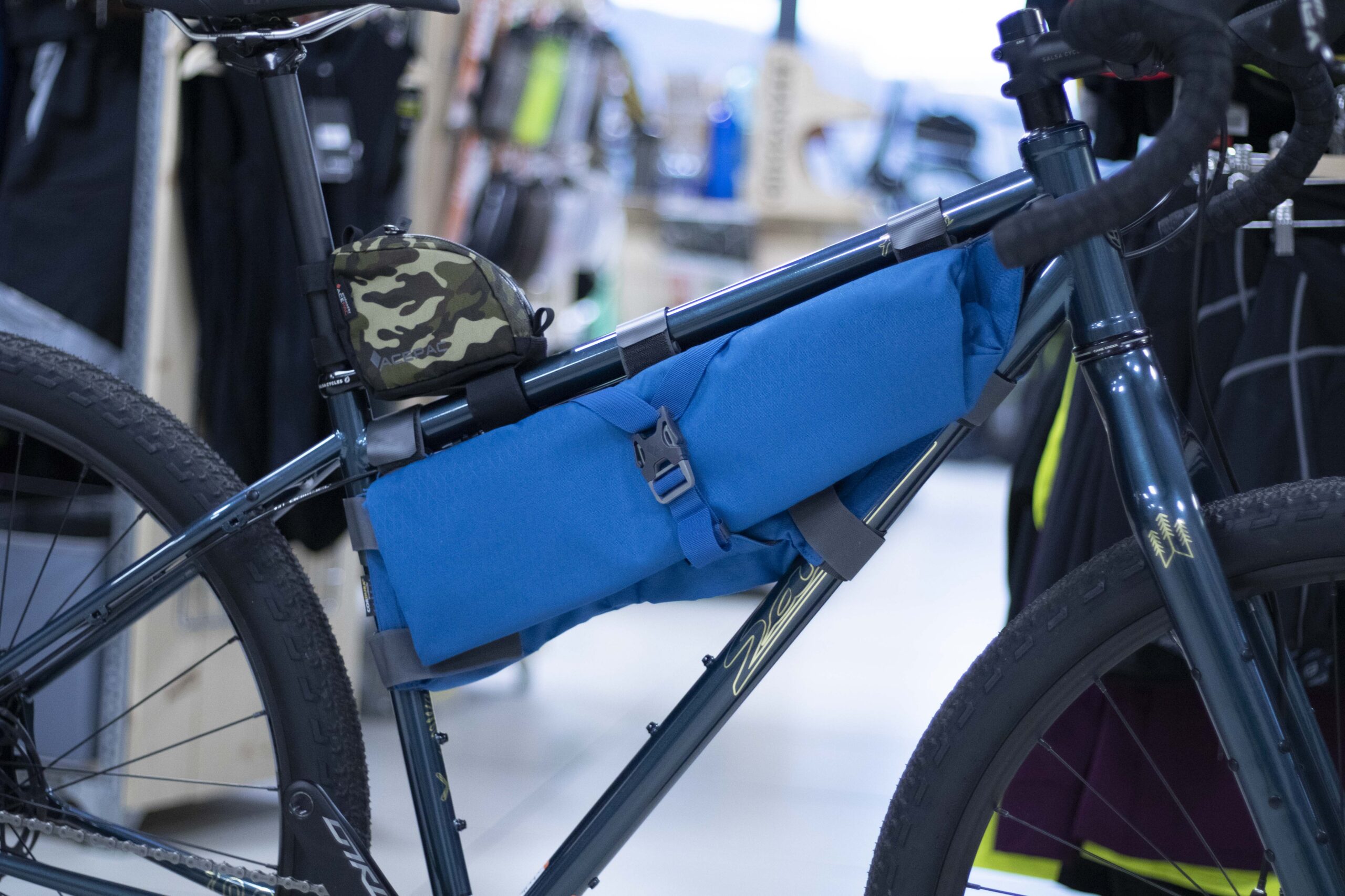 Rámová brašna Acepac Roll frame bag L - modrá