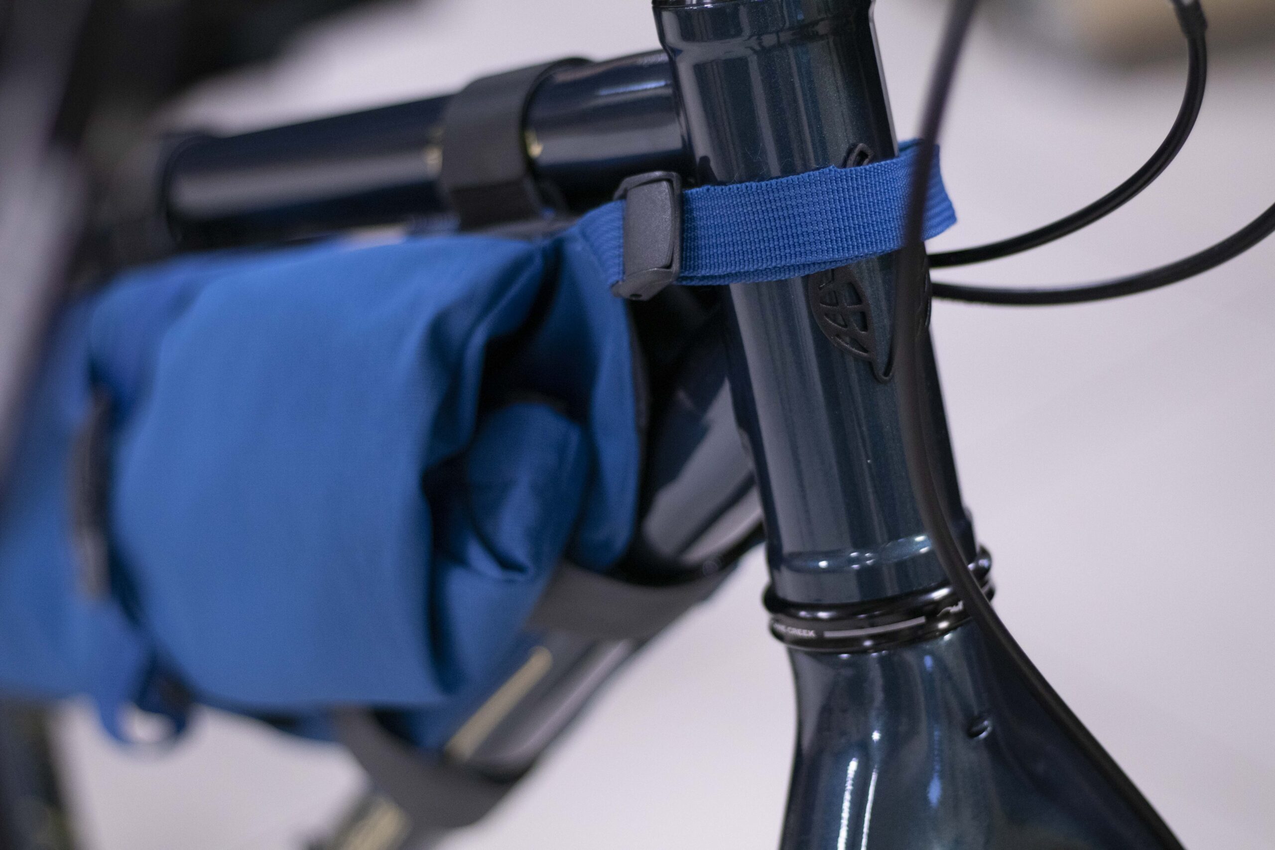 Rámová brašna Acepac Roll fuel bag M - modrá - Obrázek 2