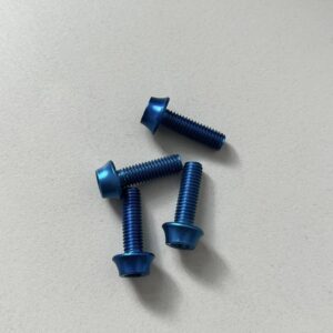 Eloxované šrouby ke košíkům lahví A2Z Varianta: modrá